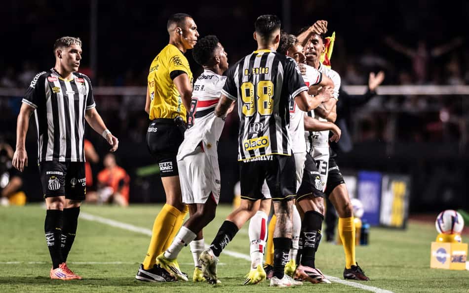 Jogadores de São Paulo e Santos reclamam de árbitro em clássico: 'Não respeita'