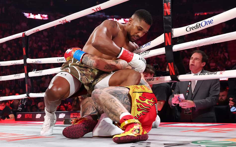 Motorista de Anthony Joshua é indiciado após acidente com mortes na Nigéria