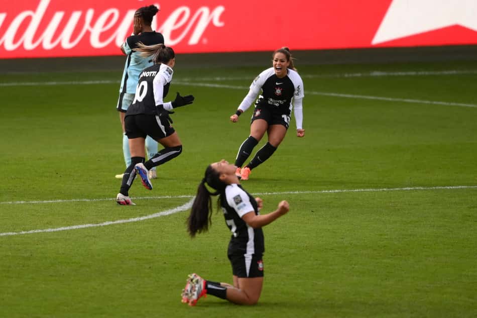 Gabi Zanotti, do Corinthians, comemora o primeiro gol da equipe na semifinal da Champions Feminina da FIFA, em Londres. (Foto: Fifa)