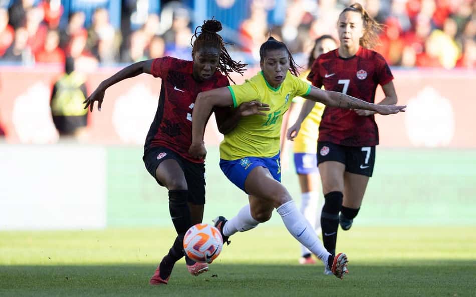 Bia Zaneratto, da Seleção Brasileira feminina, disputa bola em amistoso contra o Canadá, em outubro de 2023. (Foto: Leandro Lopes/CBF)