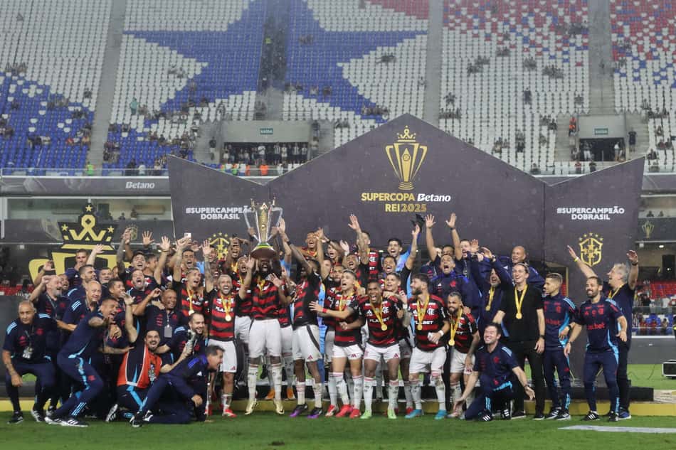 Jogadores do Flamengo com a taça da Supercopa Rei em 2025 (Foto: Fernando Torres/CBF)