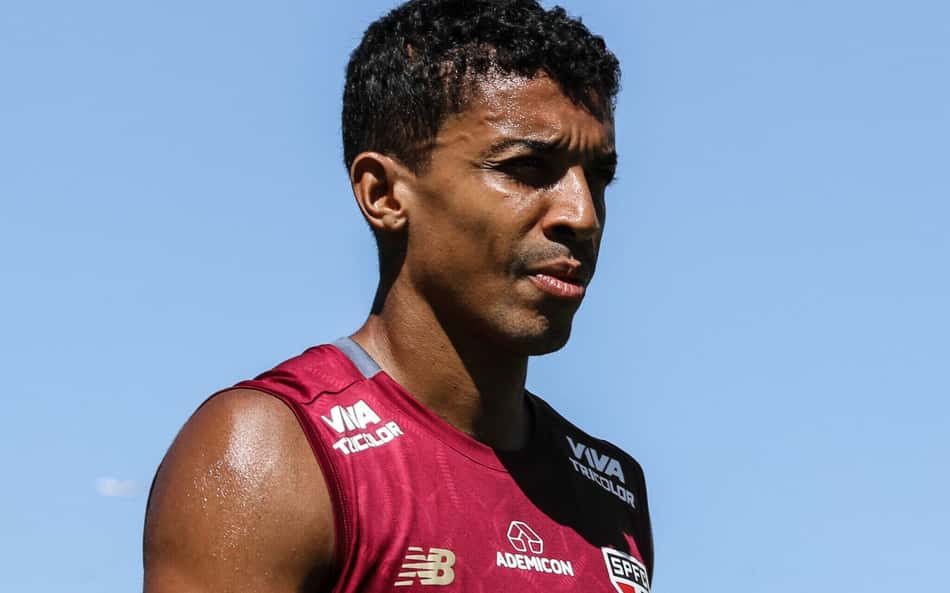Próximo do Athletico, volante ex-São Paulo é elogiado por técnico