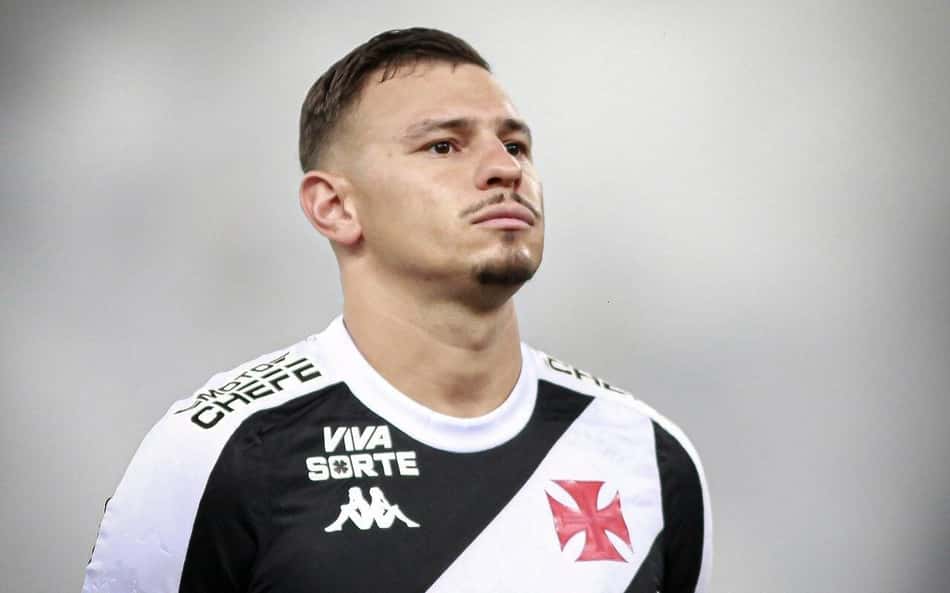 Hugo Moura completa 100 jogos pelo Vasco e relembra momentos