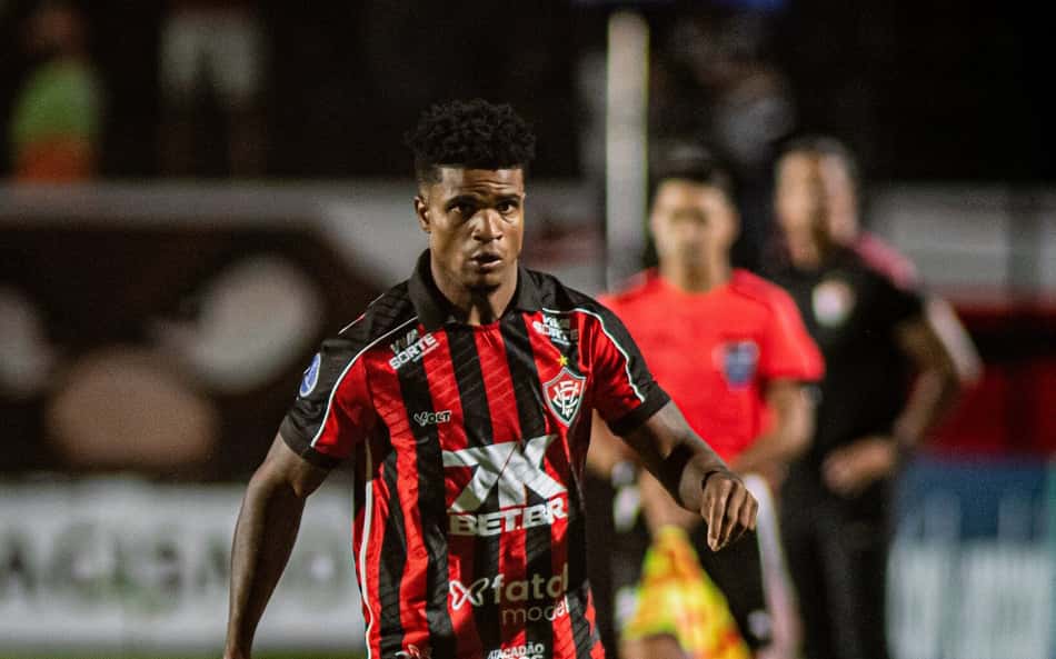 Vitória anuncia renovação do empréstimo de Jamerson, lateral do Coritiba