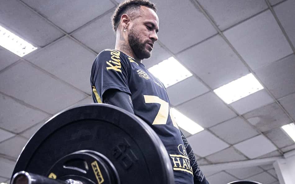 Neymar faz atividade na academia do CT Rei Pelé após renovar com o Santos