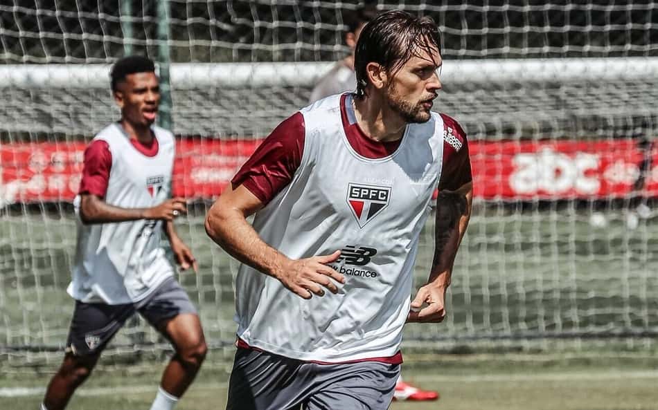 Web reage à falha de zagueiro do São Paulo: 'Erros ocasionais'