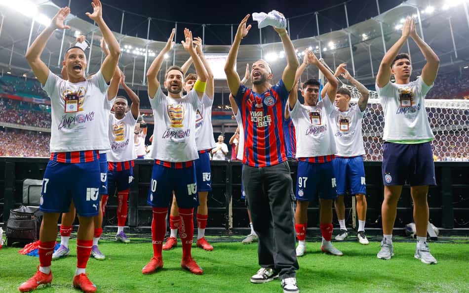 Jogadores do Bahia comemoram título da Copa do Nordeste (Foto: Catarina Brandão/EC Bahia)