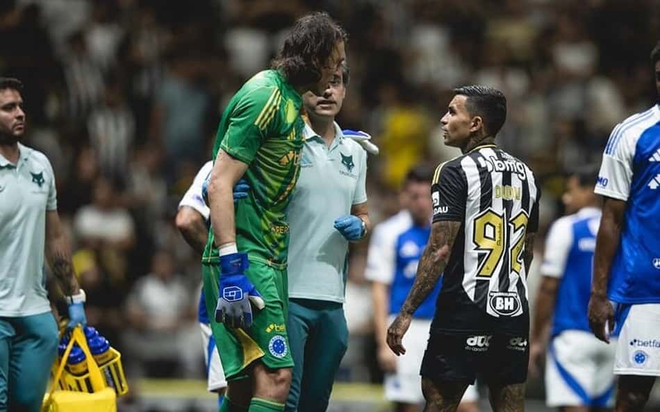 Goleiro Cássio, do Cruzeiro, deixa o gramado (Foto: Pedro Souza/Atlético-MG)