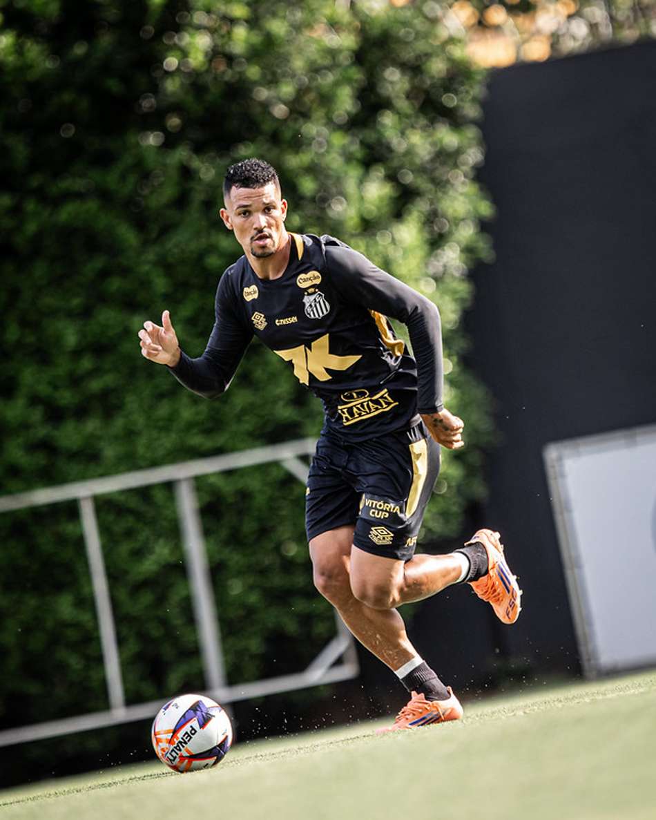Zé Ivaldo treina no CT Rei Pelé visando a estreia no Paulistão. (Foto: Raul Baretta/ Santos FC)