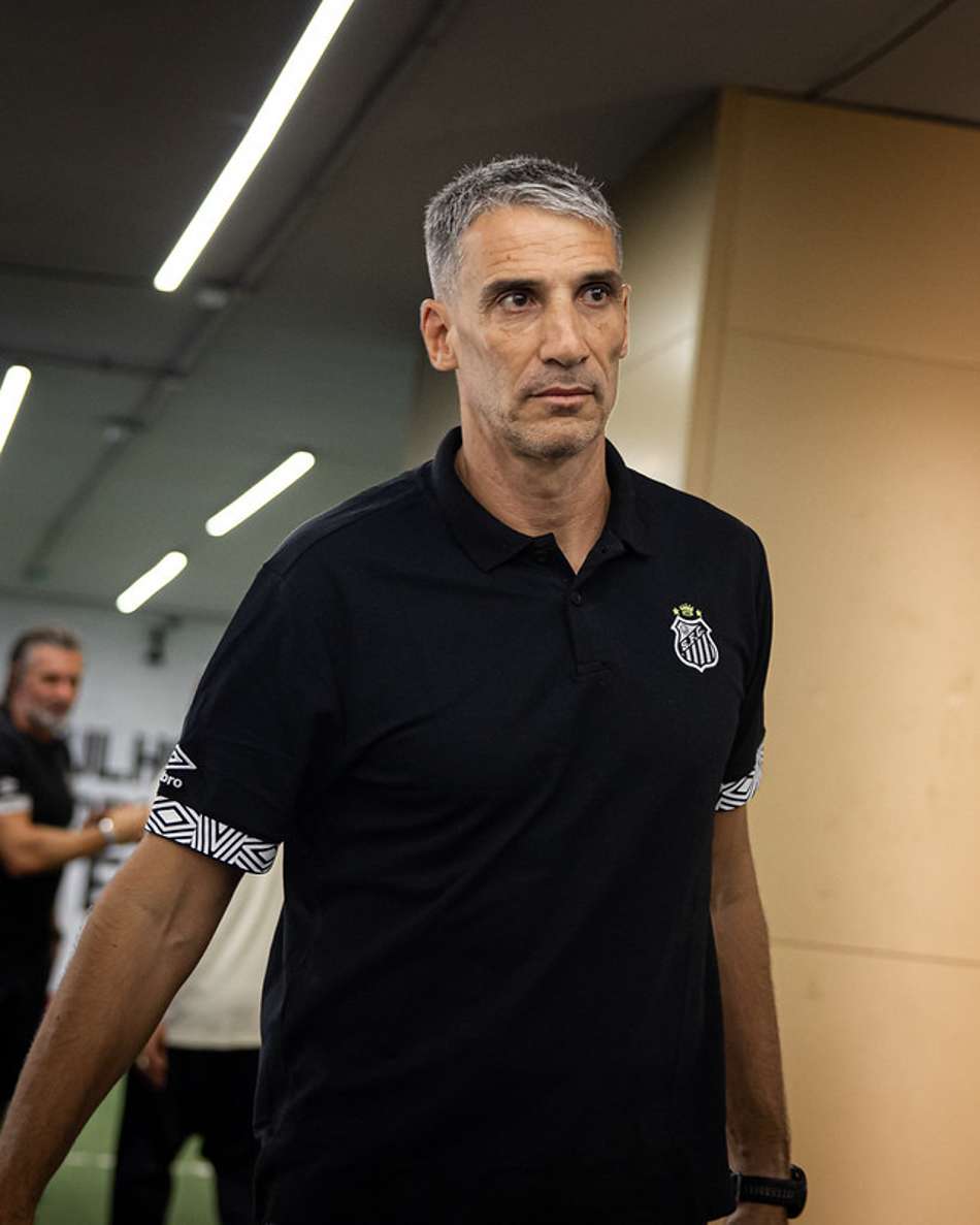 Vojvoda chegando na Vila Belmiro para partida do Santos diante do Novorizontino. (Foto: Raul Baretta/ Santos FC)