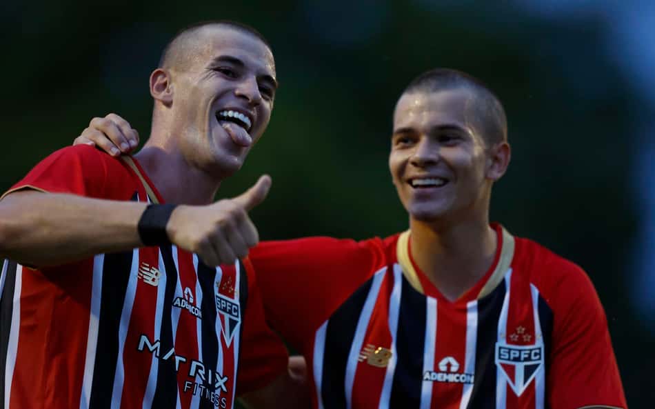 Paulinho marca de bicicleta, São Paulo goleia e garante 100% na Copinha