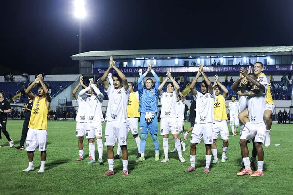 Elenco do Santos comemora a classificação para as oitavas da Copinha com a torcida. (Foto: Fotos: Reinaldo Campos/ Santos FC)