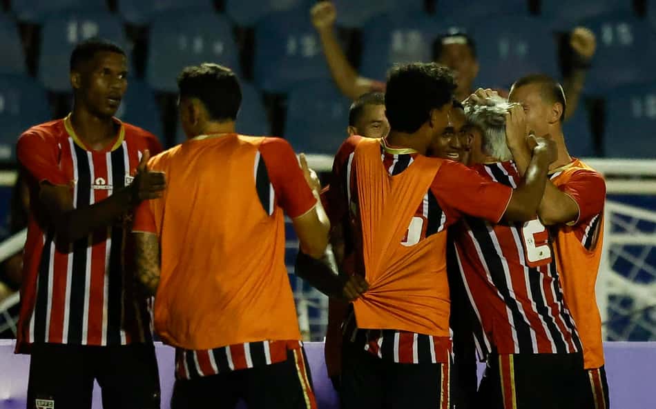 São Paulo bate o Bragantino nos pênaltis e encara o Botafogo na Copinha