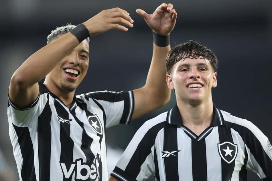 Montoro comemorando gol do Botafogo com Jordan Barrera (Foto: Vítor Silva/Botafogo)