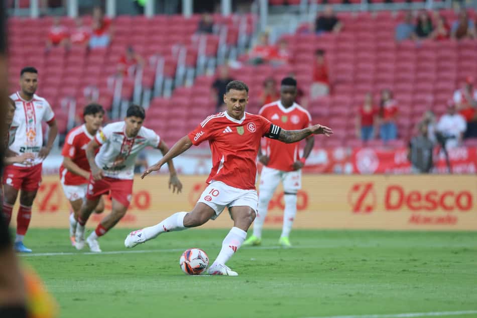 Alan Patrick marca gol do Internacional