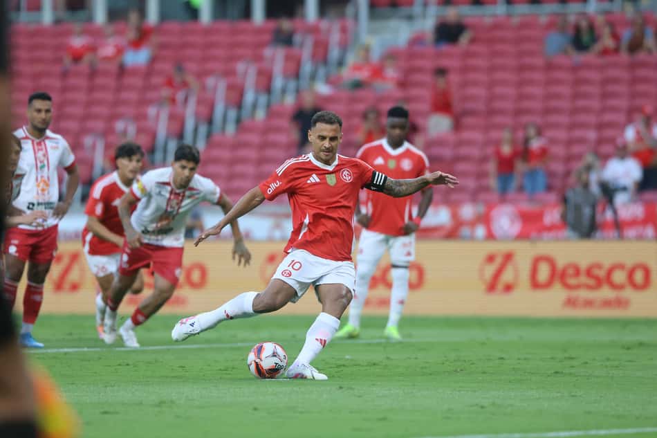 Alan Patrick marca gol do Internacional