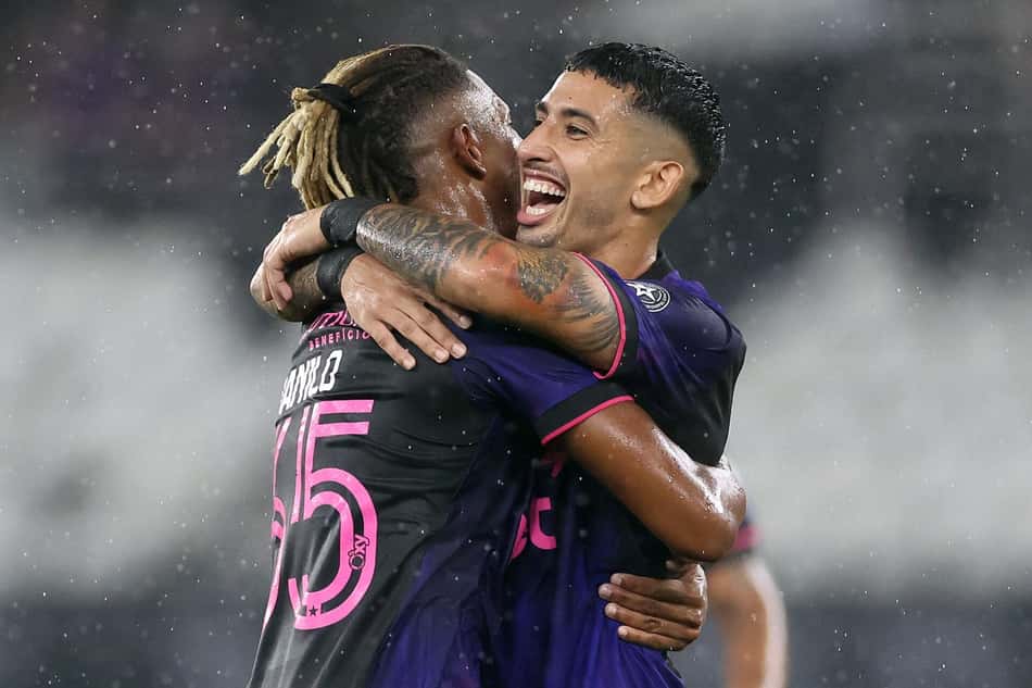 Santi Rodríguez e Danilo comemorando gol do Botafogo (Foto: Vítor Silva/Botafogo)