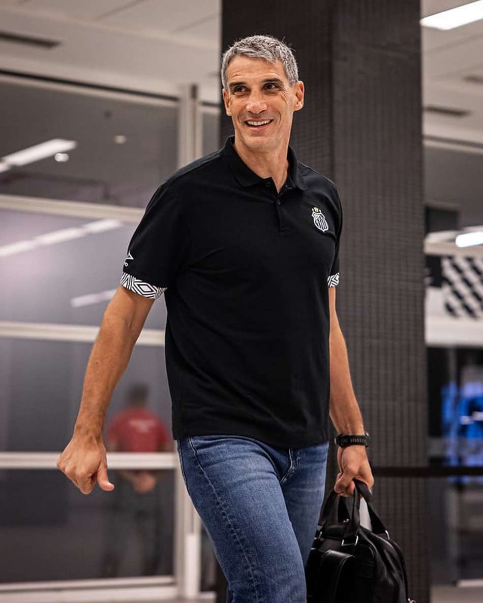 Vojvoda na Neo Química Arena para o duelo do Santos contra o Red Bull Bragantino. (Foto: Fotos: Raul Baretta/ Santos FC)
