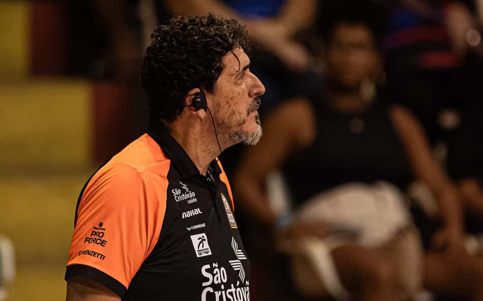 Técnico Luizomar de Moura na partida entre Sesc RJ Flamengo e Osasco pela Superliga (Foto: Paula Reis/ Flamengo)