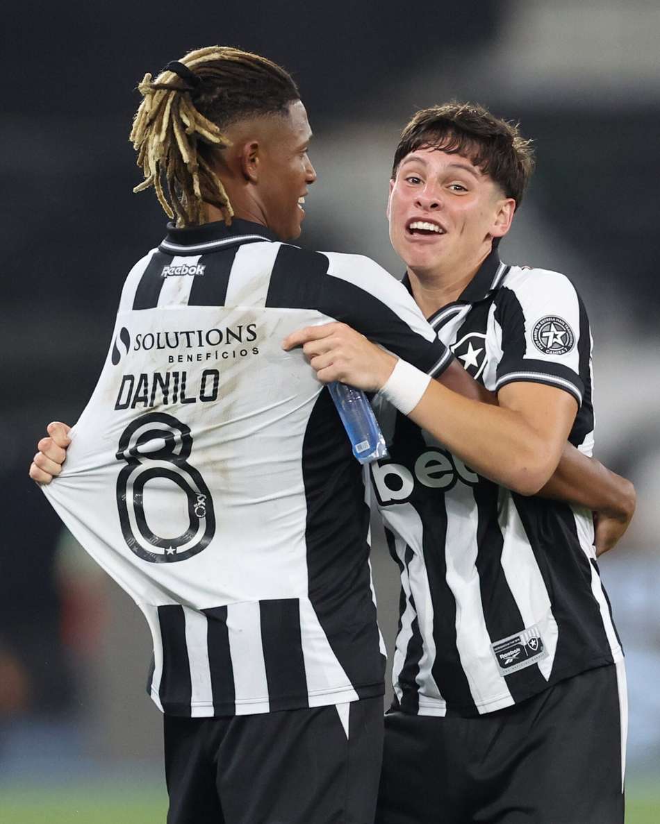 Danilo e Montoro comemoram gol pelo Botafogo (Foto: Vitor Silva/Botafogo)