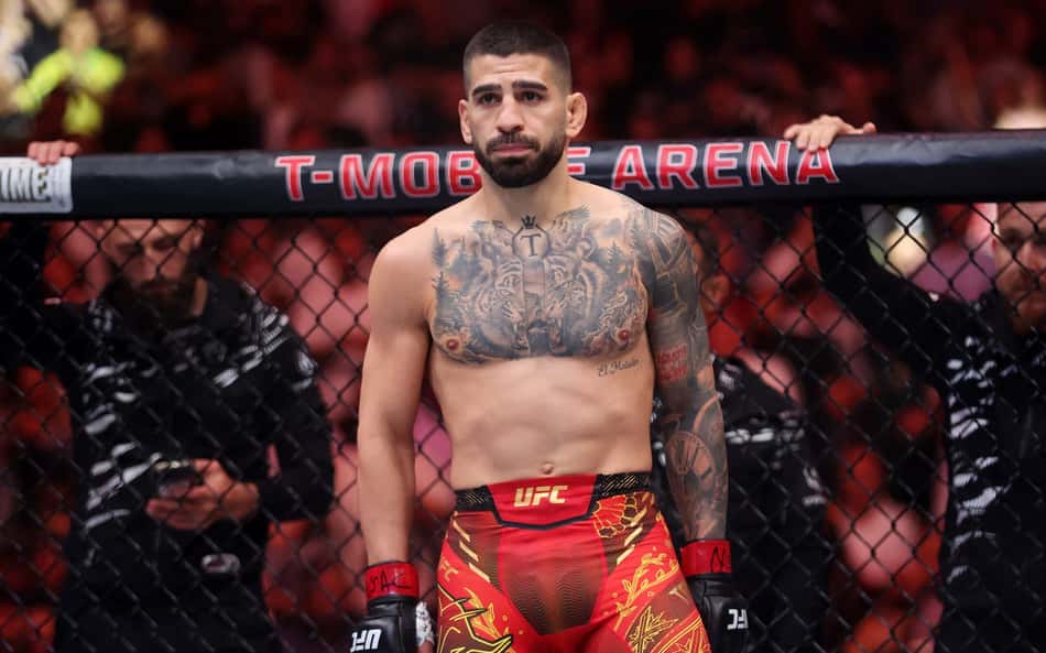 Ilia Topuria dominou o MMA mundial com dois títulos entre 2024 e 2025 (Foto: Ian Maule/Getty Images via AFP)