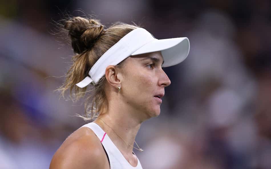 Bia Haddad em momento de concentração contra a grega Sakkari (Foto: Mike Stobe / GETTY IMAGES NORTH AMERICA / Getty Images via AFP (Photo by Mike Stobe / GETTY IMAGES NORTH AMERICA / Getty Images via AFP)