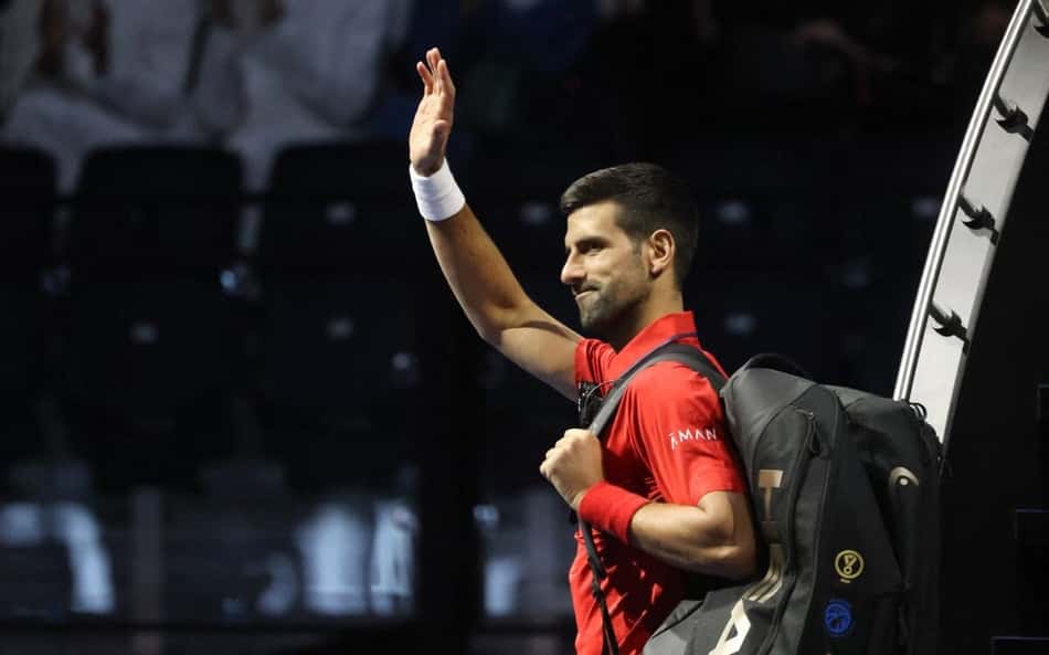 O sérvio Novak Djokovic se despede do público após nova derrota para Sinner