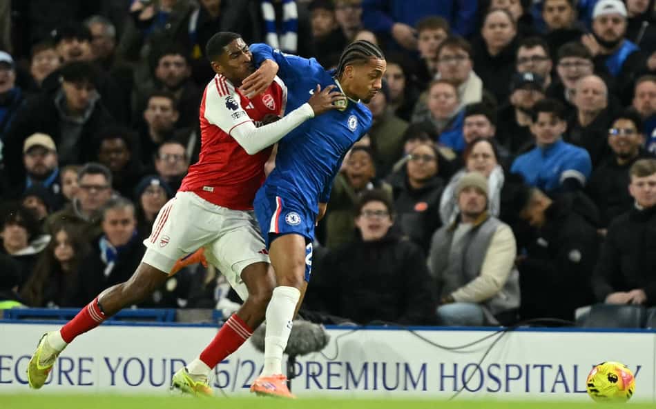 João Pedro disputa bola em Chelsea x Arsenal (Foto: JUSTIN TALLIS / AFP)