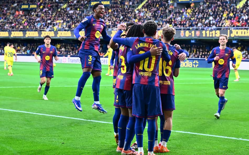 Jogadores do Barcelona comemoram gol marcado sobre o Villarreal, por La Liga (Foto: Jose JORDAN / AFP)