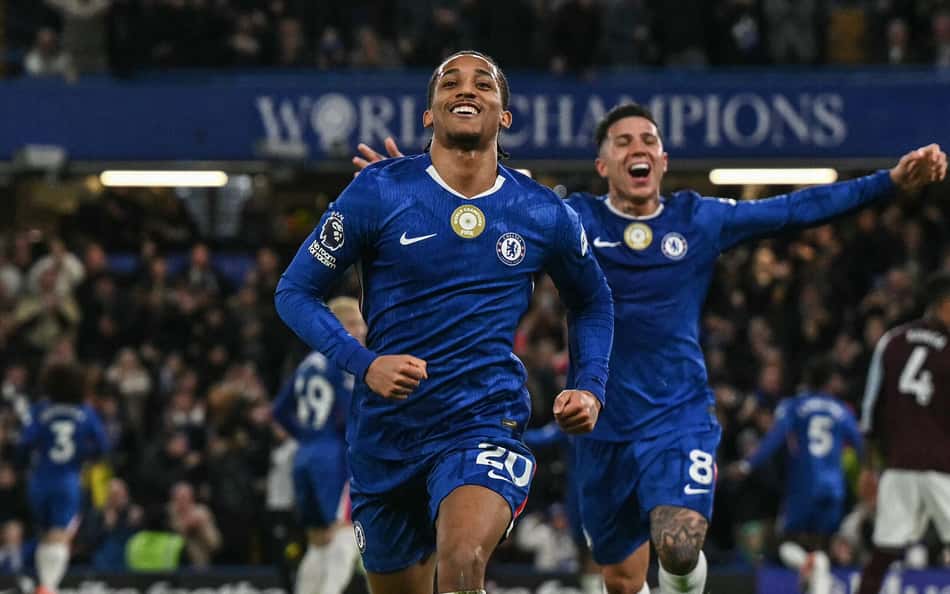João Pedro comemora gol do Chelsea sobre o Aston Villa (Foto: Glyn KIRK / AFP)