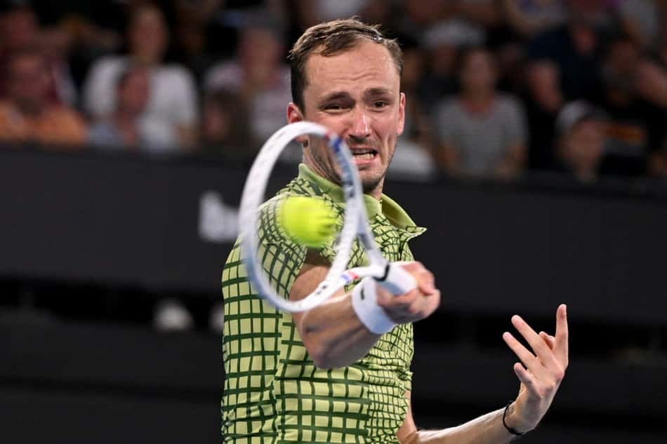 O russo Daniil Medvedev devolve a bola na vitória sobre o húngaro Marton Fucsovics (Foto; William WEST / AFP)