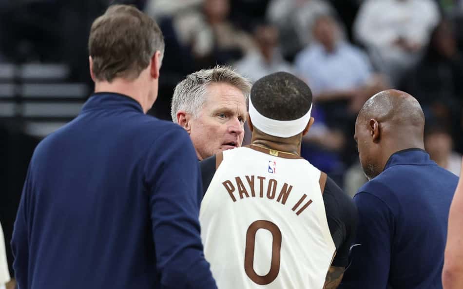 Kerr, técnico dos Warriors, perde o controle com árbitros e é expulso em partida da NBA