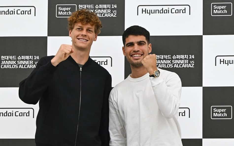 Jannik Sinner e Carlos Alcaraz antes de exibição em Seul (Foto: Jung Yeon-je / AFP)