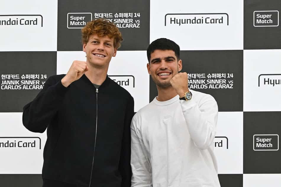 Jannik Sinner e Carlos Alcaraz antes de exibição em Seul (Foto: Jung Yeon-je / AFP)