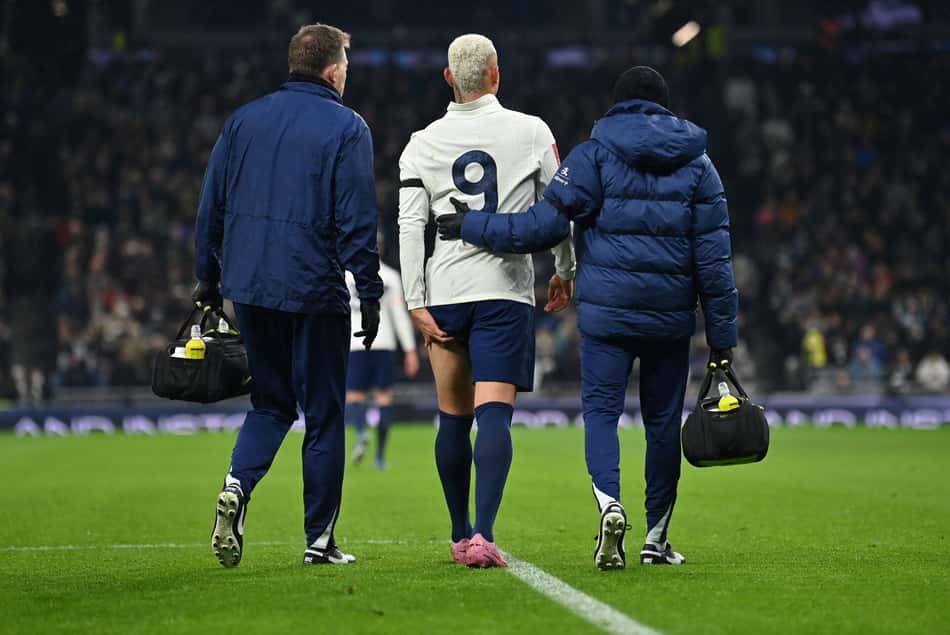 Richarlison deixou a partida entre Tottenham e Aston Villa com dores na coxa esquerda e teve lesão confirmada dias depois