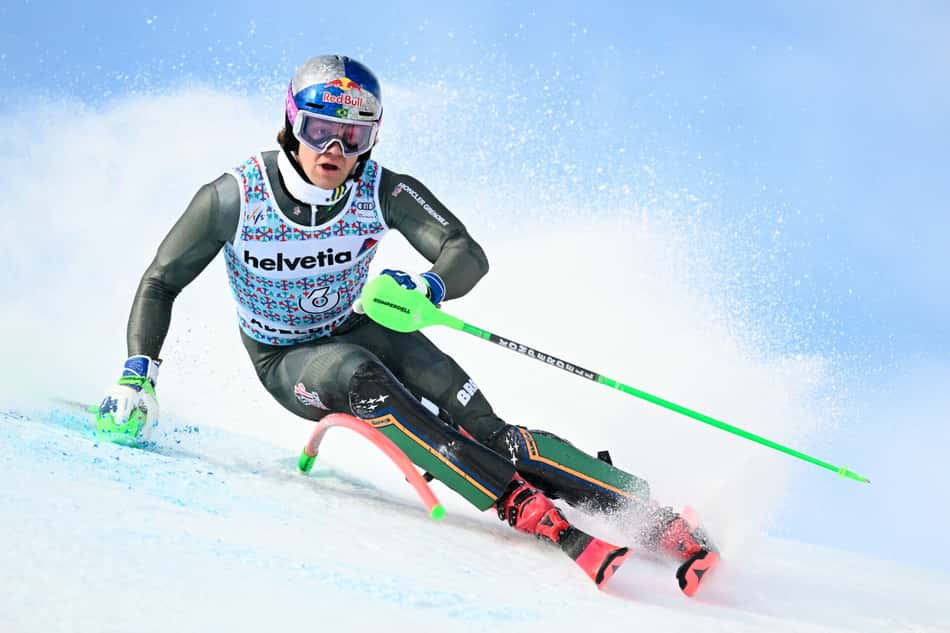 O brasileiro Lucas Pinheiro Braathen compete na primeira descida do slalom masculino da Copa do Mundo de Esqui Alpino, em Adelboden, no sudoeste da Suíça, em 11 de janeiro de 2026. (Foto: Fabrice COFFRINI/AFP)
