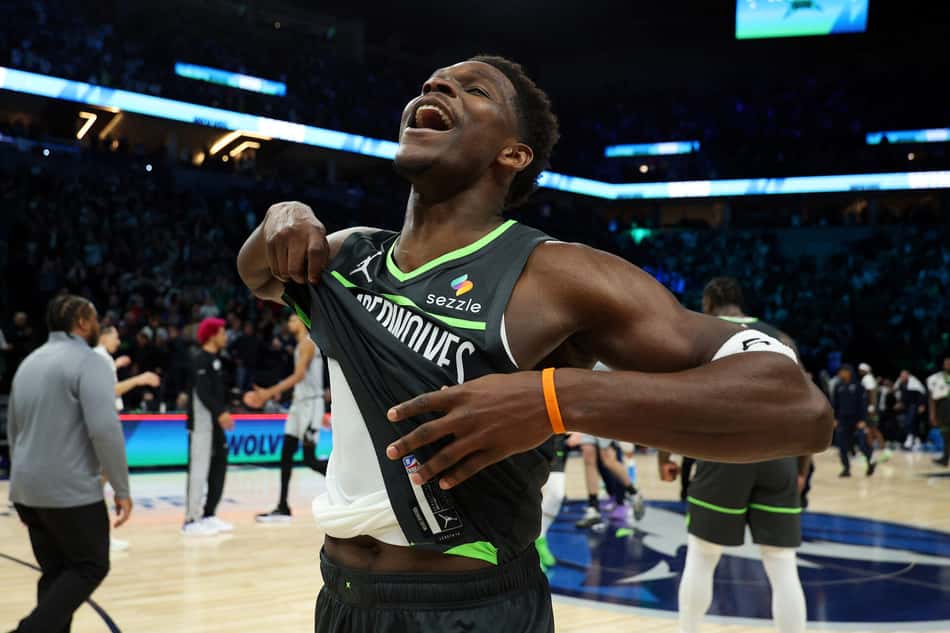 Anthony Edwards comemora vitória do Timberwolves sobre o Spurs em Minneapolis (Foto: David Berding/Getty Images/AFP)