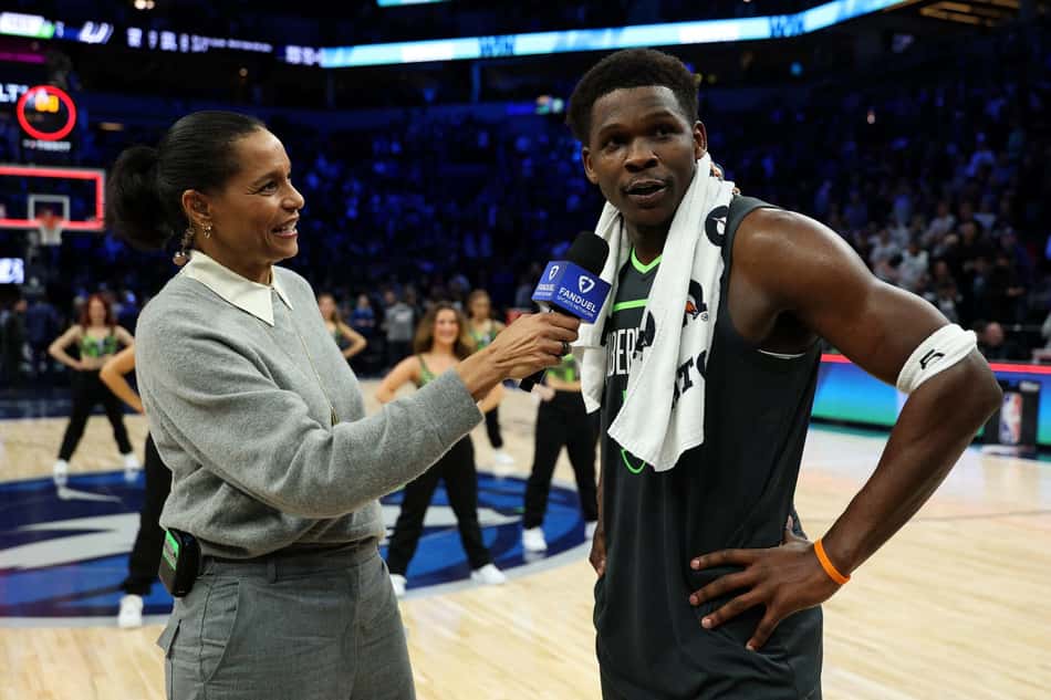 Anthony Edwards é entrevistado após vitória do Timberwolves sobre o Spurs em Minneapolis (Foto: David Berding/Getty Images/AFP)