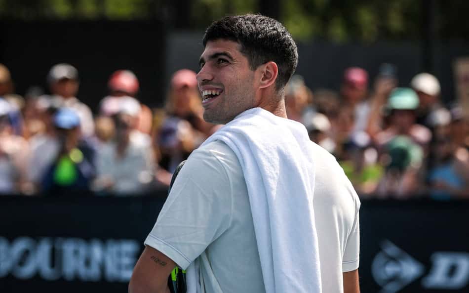 O espanhol Carlos Alcaraz durante treino em Melbourne em 15 de janeiro de 2026, antes do Aberto da Austrália, que começa no dia 18. (Foto: David Gray/AFP)