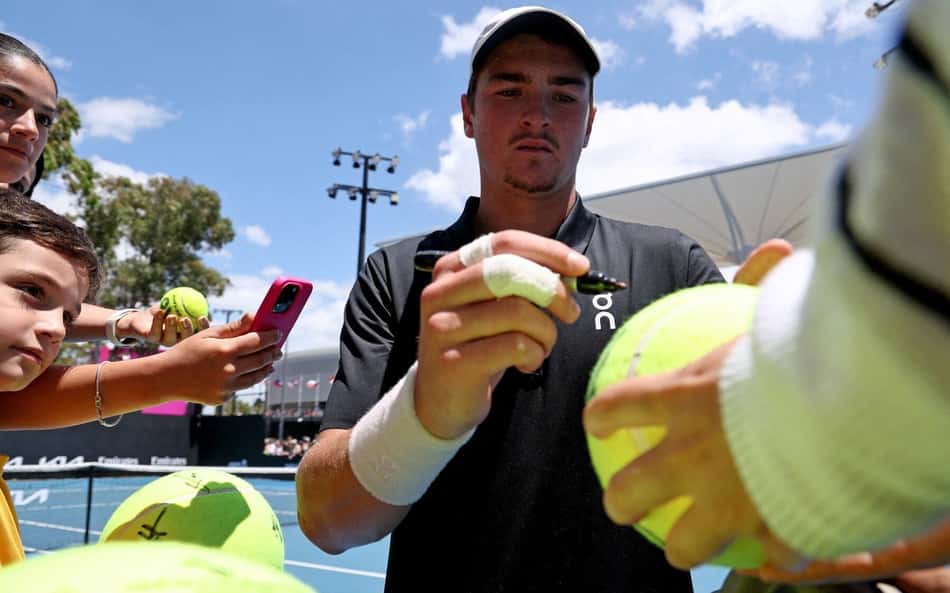 João Fonseca autografa bola após treino no Australian Open