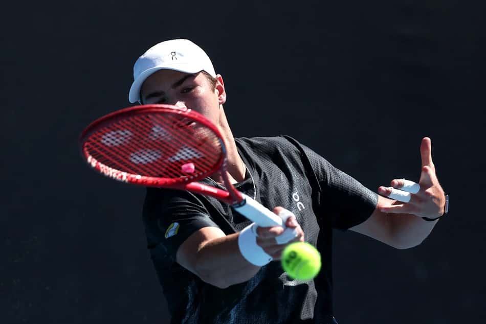 João Fonseca em treino no Australian Open (Foto: Martin KEEP / AFP) 
