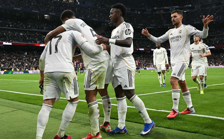 Jogadores do Real Madrid comemoram gol da vitória contra o Levante (Foto: Javier SORIANO / AFP)