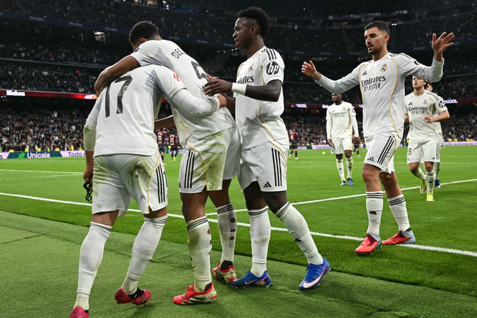 Jogadores do Real Madrid comemoram gol da vitória contra o Levante (Foto: Javier SORIANO / AFP)