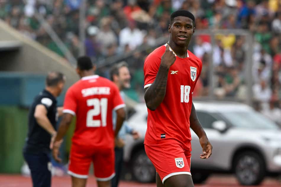 Kadir, do Botafogo, brilhou com a camisa da seleção do Panamá (Foto: Aizar Raldes/AFP)