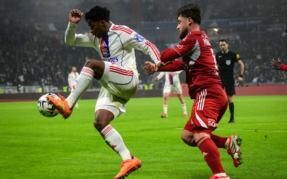 Endrick em ação pelo Lyon (Foto: OLIVIER CHASSIGNOLE / AFP)