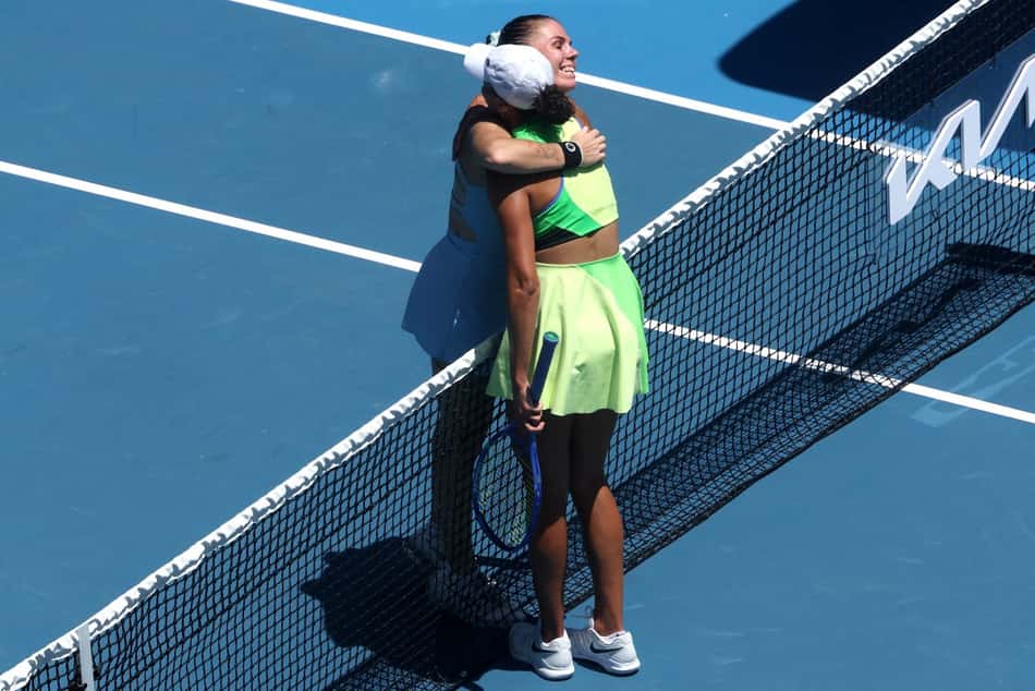 A americana Madison Keys é abraçada pela ucraniana Oleksandra Oliynykova após a vitória no Australian Open (Foto: Martin KEEP / AFP)
