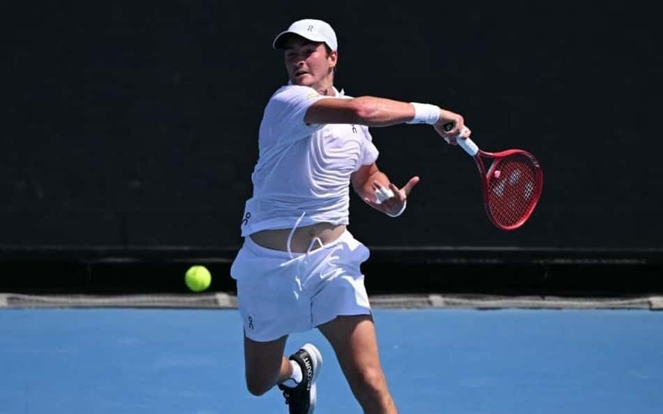 João Fonseca bate de forehand na estreia do Australian Open contra o americano Eliot Spizzirri