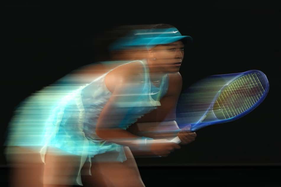 Naomi Osaka, do Japão, enquanto aguarda para devolver a bola contra a croata Antonia Ruzic durante partida de simples feminino no terceiro dia do Australian Open, em Melbourne, em 20 de janeiro de 2026 (Foto: Martin Keep/AFP)