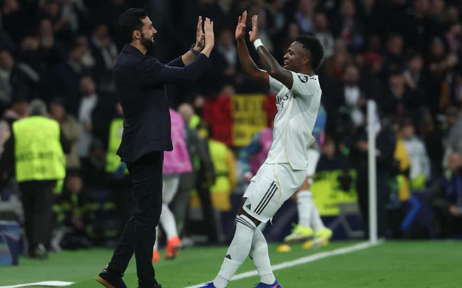 Vini Jr comemora gol com Álvaro Arbeloa (Foto: Pierre-Philippe MARCOU / AFP)