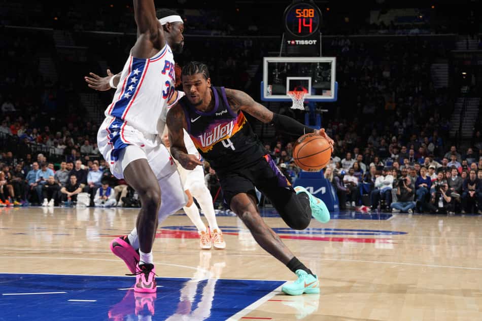 Jalen Green, do Suns, conduz a bola durante jogo contra o 76ers no Wells Fargo Center (Foto: Jesse D. Garrabrant/NBAE/Getty Images/AFP)